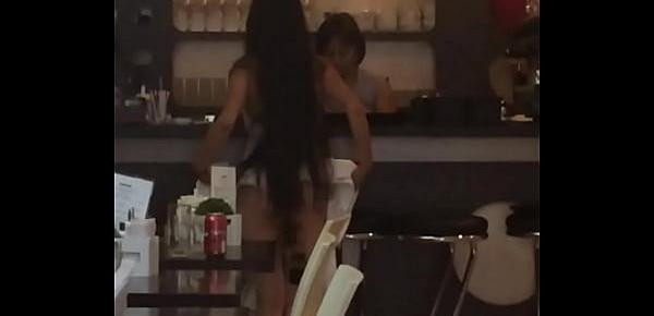  maraca le gusta mostrar el culo en público en un restaurante